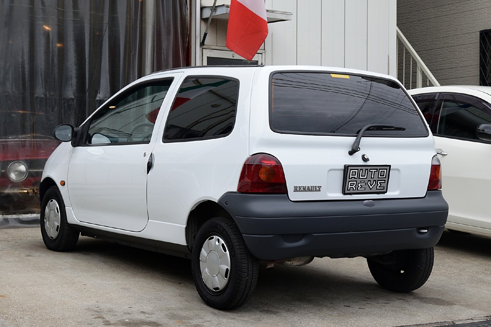 この素っ気ない商用車（コメルシアル）的なイメージが、いかにもフランス車！日本で言うなら差し詰め信用金庫さんの営業車みたいな（苦笑）