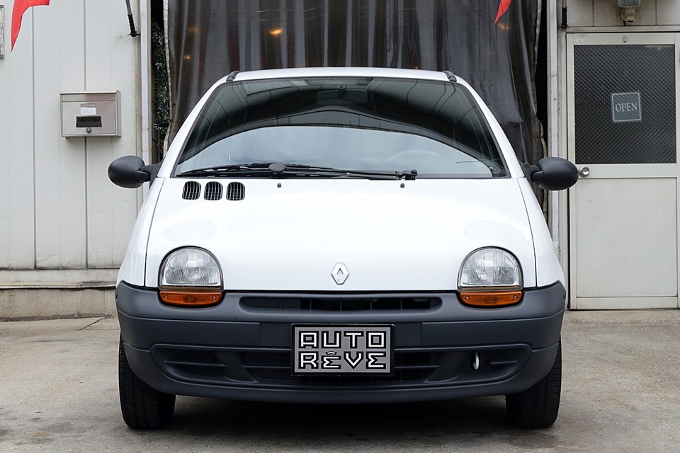 バンパー中央の横長のスリットが口に見えてきたら最後・・・喋らないトゥインゴに違和感を感じてきます（笑）