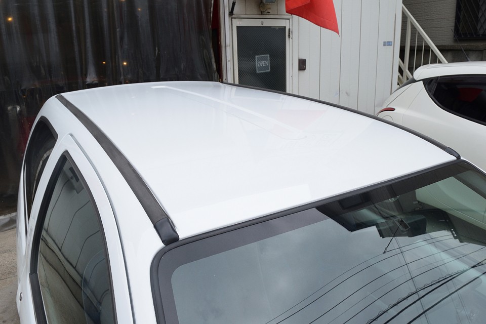 もちろんルーフも言う事なし！少し古いクルマをこうやってキレイにして乗るって、なんだかとってもいい感じ！高額な高級車じゃなくて、コンパクトカーであることに意義がある気がします。