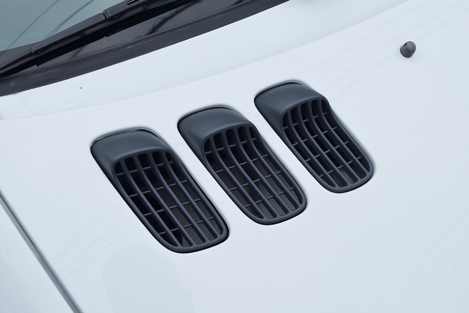 ボンネットにあるインテークパーツも定番のトリコロールに塗られる事も無くオリジナルのまま。