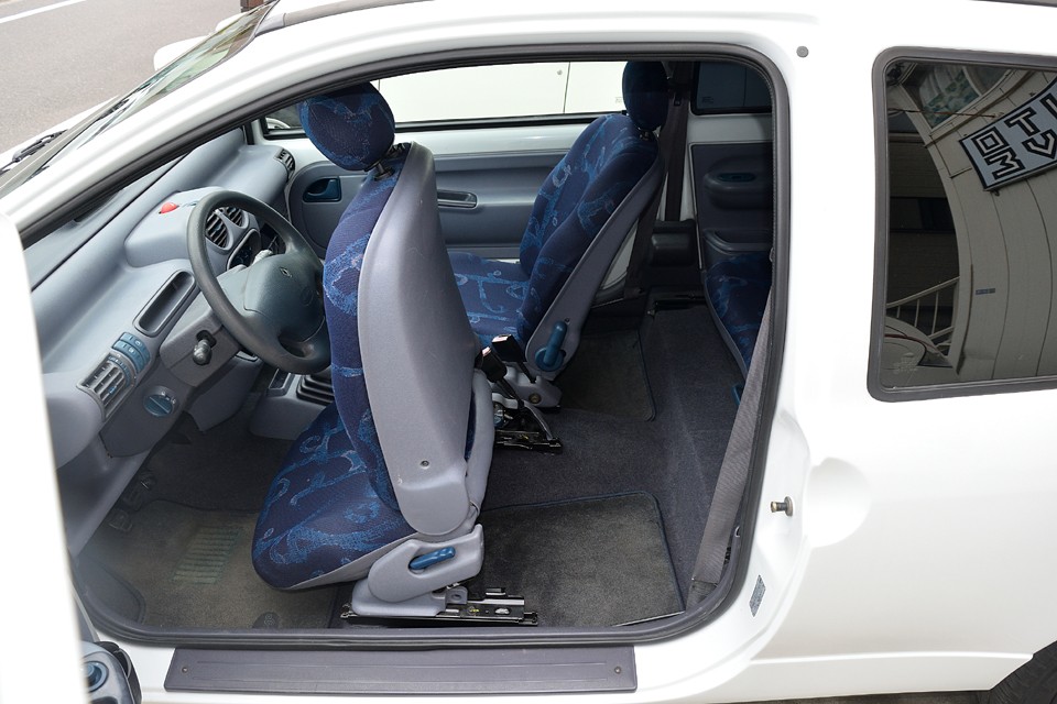 それからトゥインゴの優れたポイントとして、リアシートへのアクセスのしやすさがあります。ドアが大きくて、尚且つシートが小ぶりで軽いので、一瞬でこの状態に！