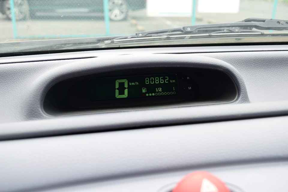 実走行80,862km！27年を経過した車両なので、かなり少ない方だと思います。それにOHVエンジンなのでタイミングベルト交換の必要も無いですし、気掛かりなAT不調とも無縁のMTですから、この仕様は無敵？！