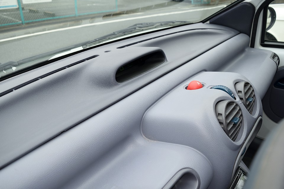 私の記憶では、この時代のトゥインゴのダッシュパネルって、カサカサ状態が普通で、酷いものは粉を吹いてるものもあったはず。サラサラってどういうこと？