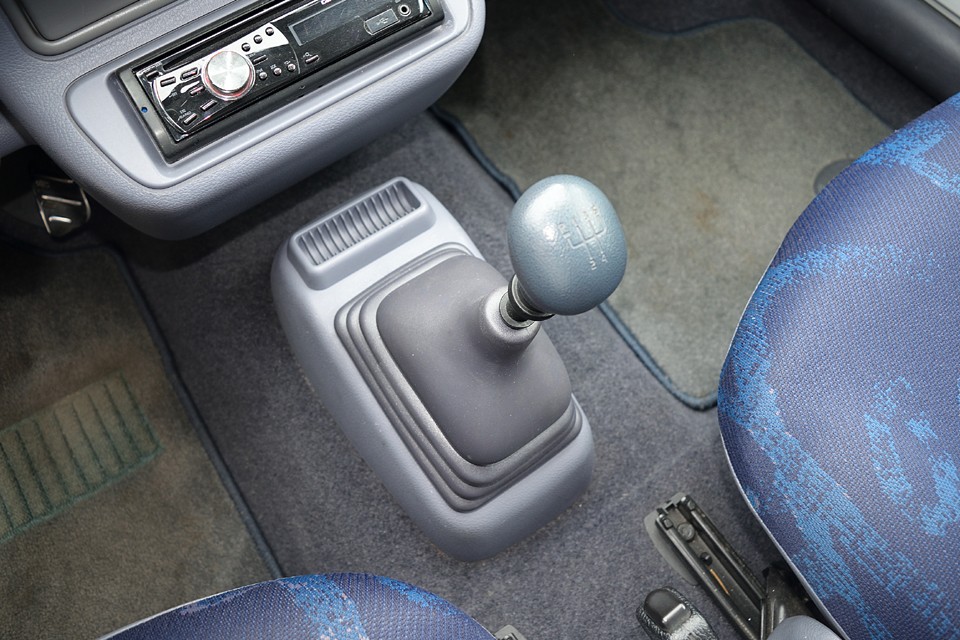 フランス車のMTらしく、ニュートラルからそれぞれのギアまでは、遊びも大きく、ゆる～いけど、ギアが入る寸前からはレールに乗っかっているかのように「スコンッ」と入るシフトフィール。