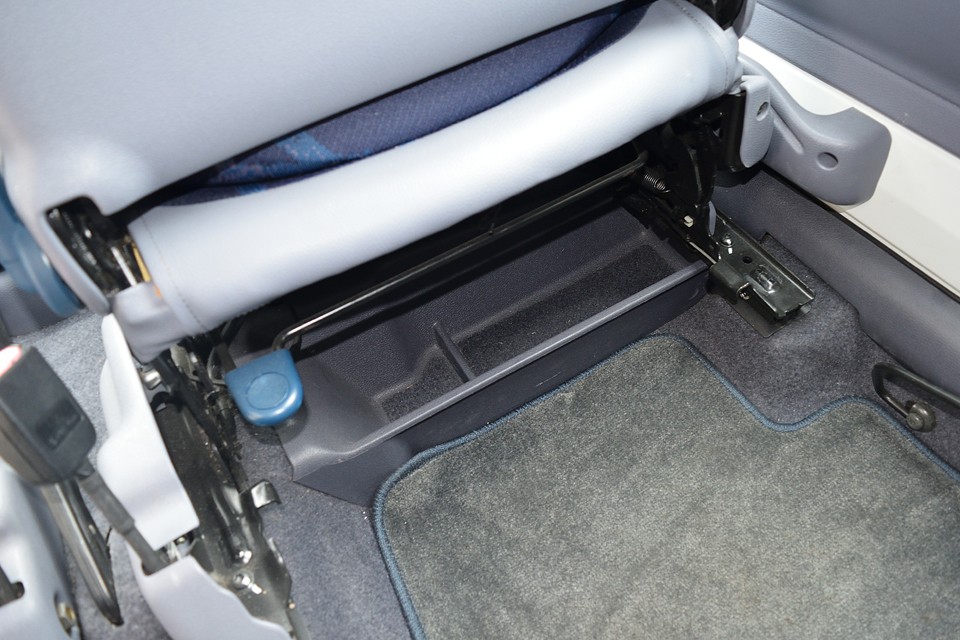 助手席を起こすと、下に物入が！すみません。私こんなところに物入があるなんて知りませんでした。