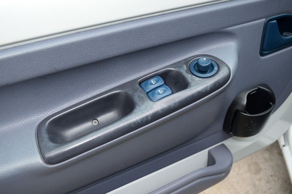 室内パネルの塗装の謎？！を解くヒントがこのグレーのパネルに・・・まだら模様に見えるのは塗装後に何らかの原因で塗料が分離してしまった跡なので、やはり塗装はされていたようです。これが塗装されているのですから、ドアパネルも塗装されていたと考えるのが自然かと。