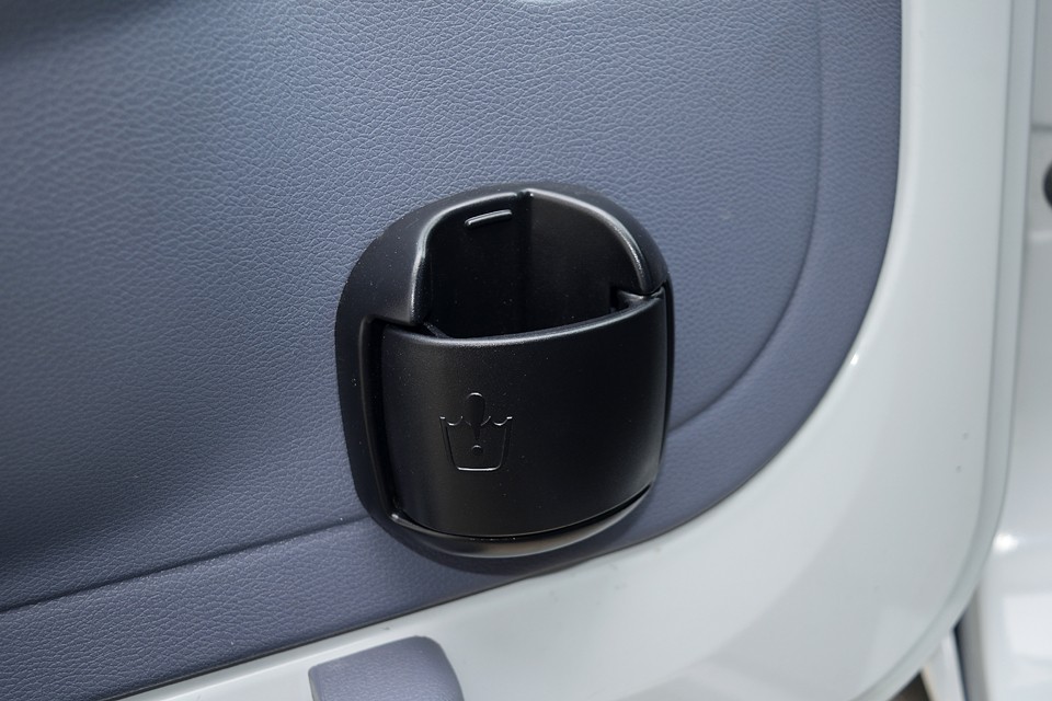 それから運転席のみですが、ご覧のドリンクホルダーを装備。これ純正オプションと言ってもいいくらいにピッタリなのですが、実は日産のキューブやマーチ用のドリンクホルダー。