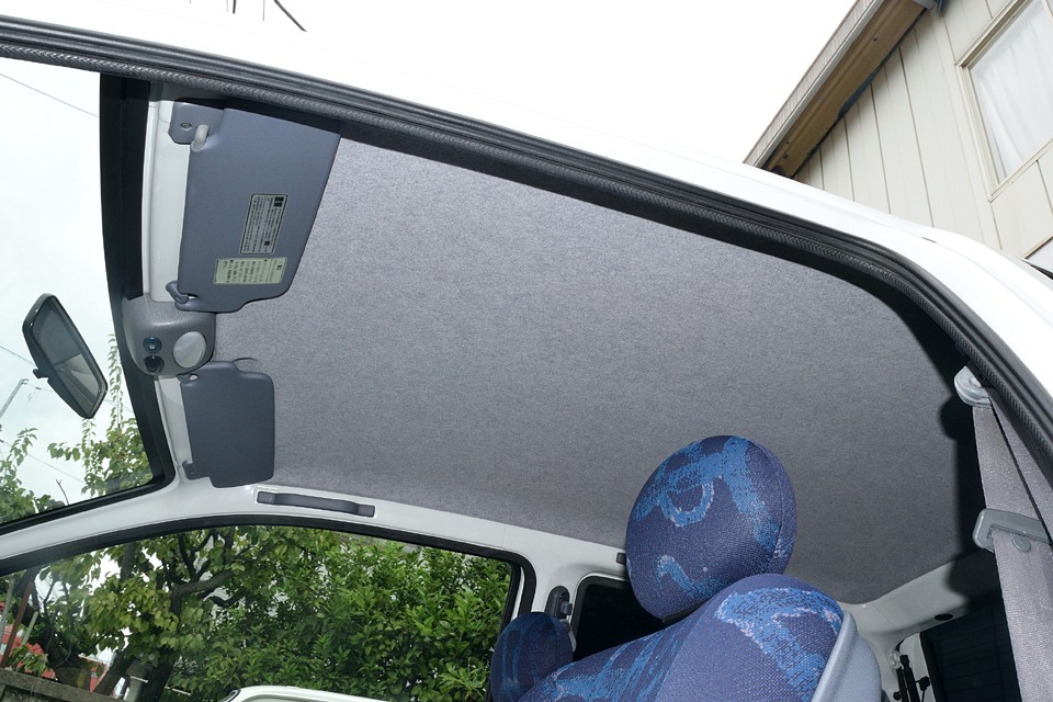 天張りは固いフェルトの様な素材で板状のもの。貼ってあるわけではないのでタレもなく、ご覧の通りとても清潔な状態！