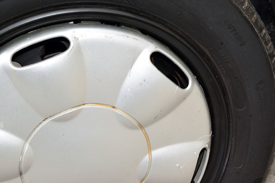 これが1枚だけ割れているホイールキャップ。幸いなことに欠けは無く亀裂だけなので、あまり目立ちません。
