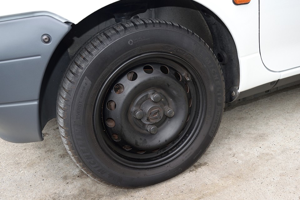 ホイールキャップを装着した優しい感じの足回りももちろん良いのですが、本来トゥインゴには無いはずの、ルノーのハブキャップが付けてあるので、この状態も有りかと。