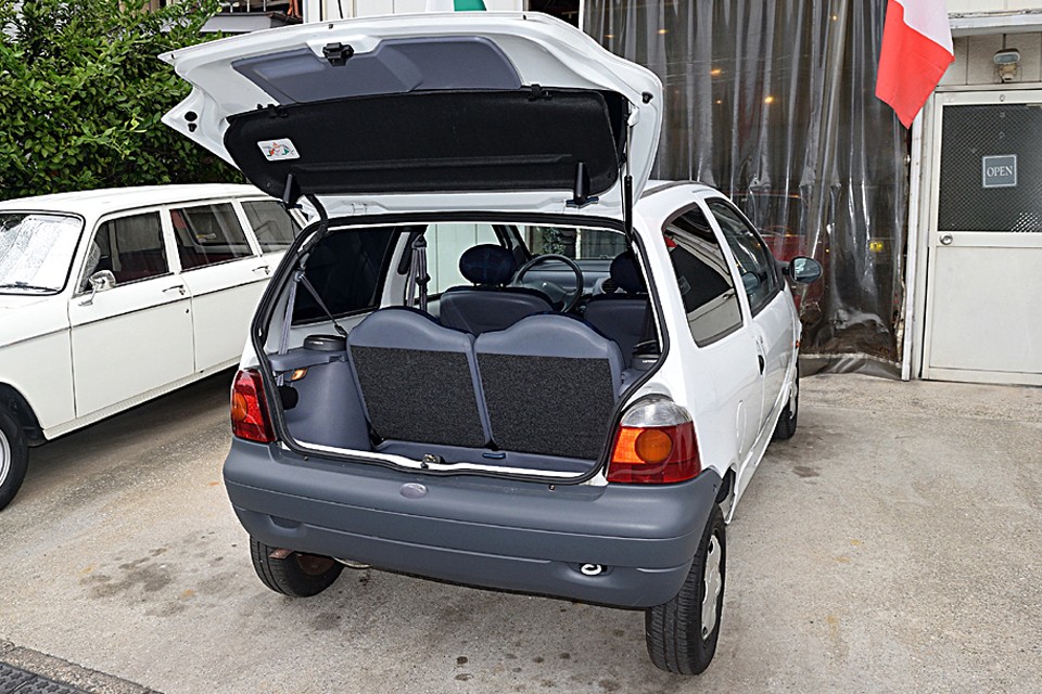 コンパクトカーと言えど、フランス車ですからラゲッジスペースやその使いやすさに手抜かりはありません。