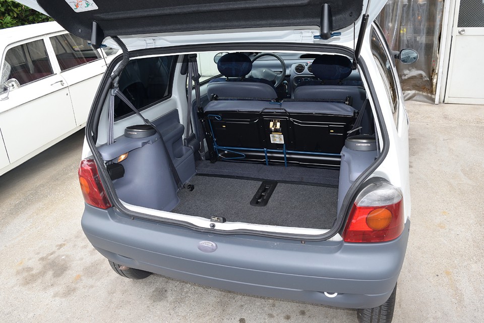 いざとなれば、「パタンパタンッ」と簡単にリアシートを折り畳むことが出来ます。小ぶりで軽いリアシートなので女性でも楽々！