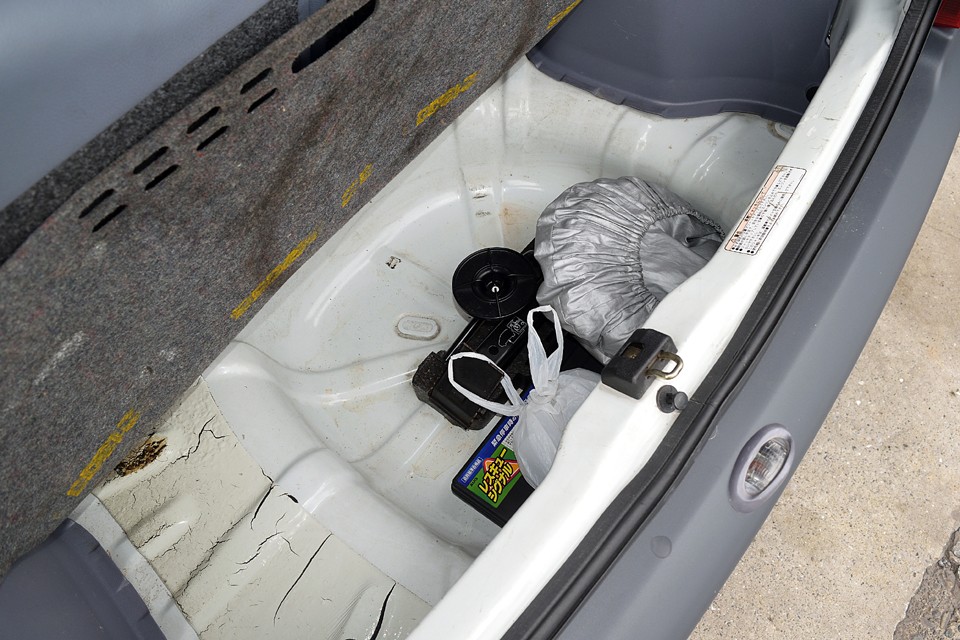 残念ながらスペアタイヤが欠品ですが、その代わりにパンク修理剤をお付けしました。他に三角停止表示板、トゥインゴロゴ入りサンシェード、既に装着してますがルノ―ハブキャップがもう1セット付属します。