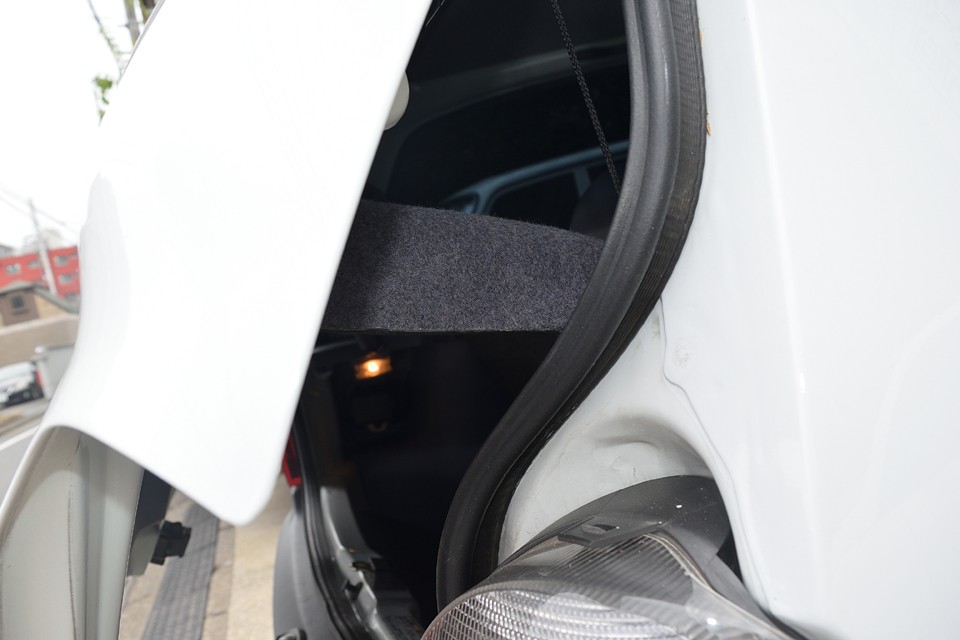 電動でも何でも無く、ただのヒモの掛け方でこんな動きをするのです。リアハッチのあるクルマはみんなコレでいいじゃん！的な。