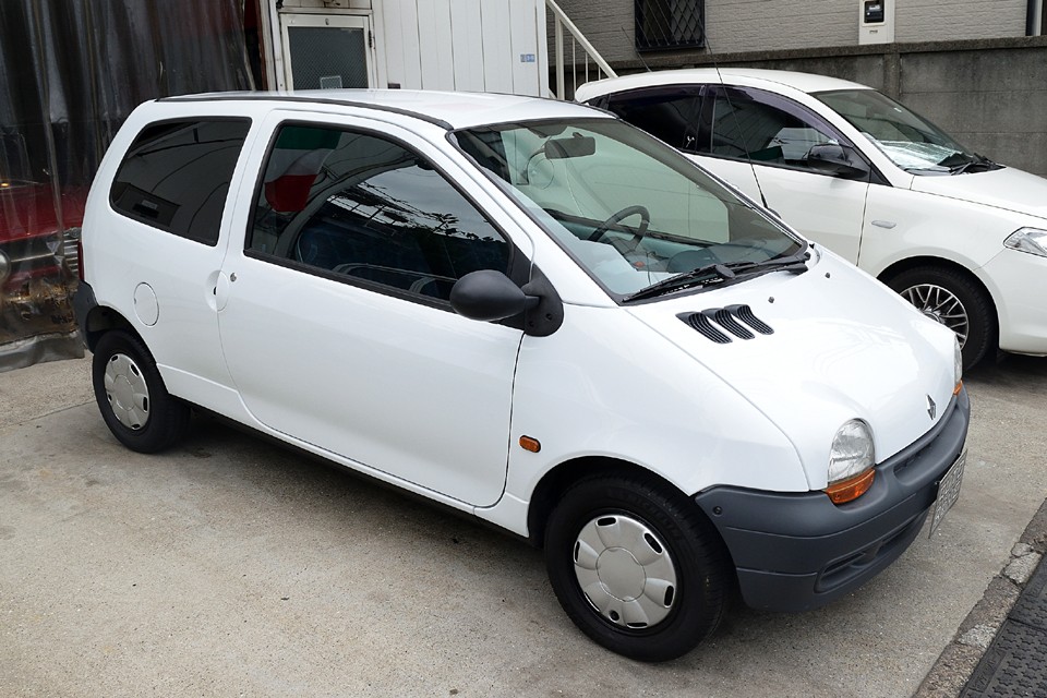 トゥインゴって、この初代から現在の3代目まで、モデルチェンジ毎にそのコンセプトをガラッと変えてくるので、その度に最初は驚かされますが、根底にあるものは変わらずフレンチコンパクト！