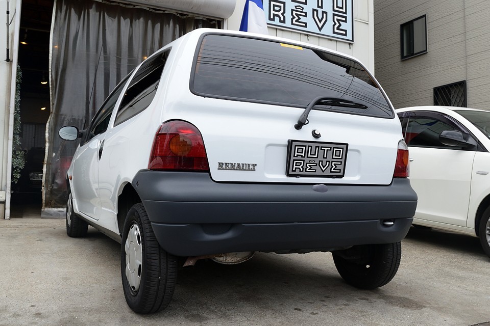 振り返って、この初代トゥインゴは当時、その長いホイールベースが生む、ボディサイズを超越したゆったりとした乗り心地に驚きましたが、本当に驚くべきは、それを超えるコンパクトカーが未だに表れない事実。