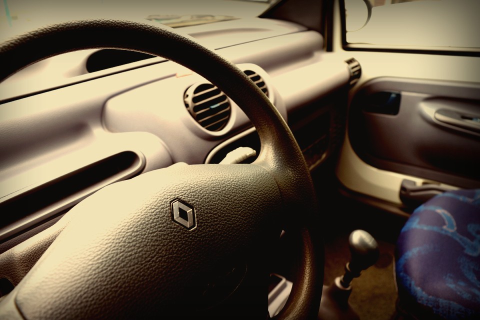 全長342cmの車体にも関わらず、身長180cmの大人が4人ゆったりと乗れる居住性・・・。