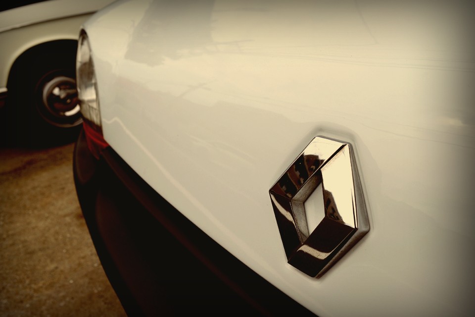 答えは・・・「この初代トゥインゴを超えることが出来ないから」としか・・・そう考えると、このトゥインゴってアバンギャルドな存在かも・・・。