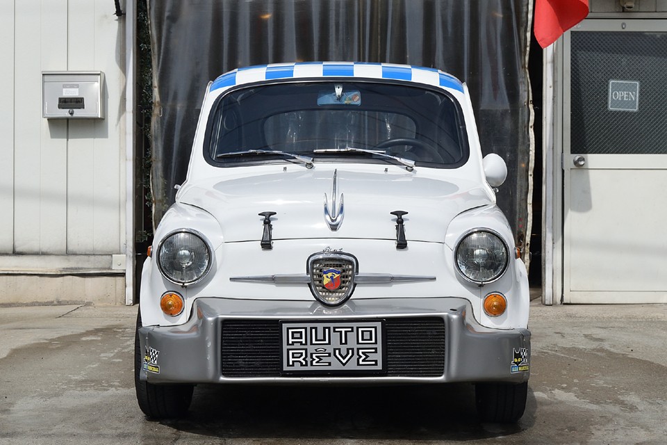 あの大人しい実用車、フィアット600がこうなるんですからね。こんなでっかいラジエターダクト付けようとか、エンジンフードは開けたままの方が空力的にいいじゃん！なんて、凝り固まった頭からは生まれないのです。