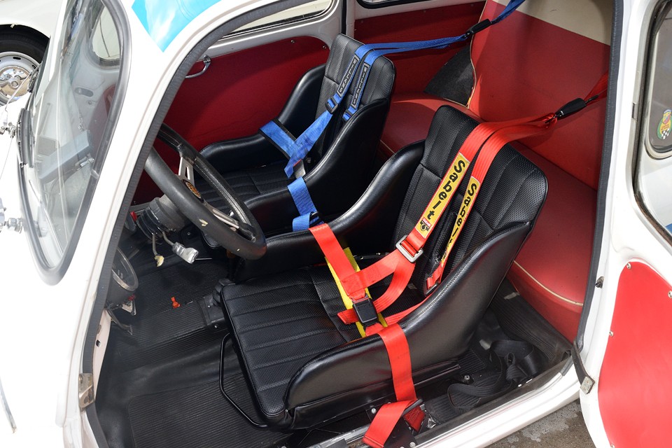 1000TCRを彷彿とさせるこのシートは、現オーナー様がオーダーして新調されたもの。それほど年数も経過していないようで、表生地の切れ、破れもありません。