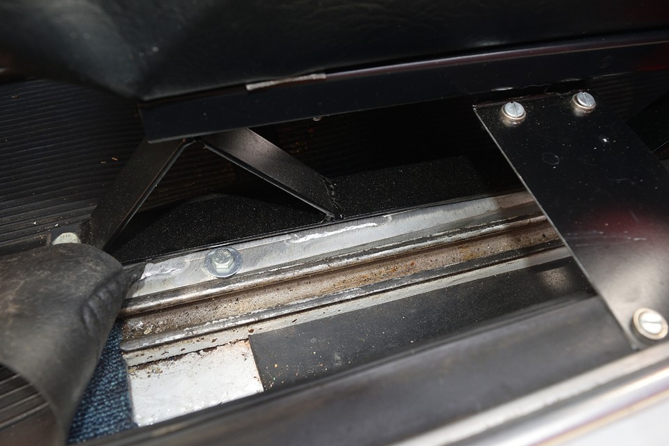 少し広めの純正シートレールは使用せず、オーダーシート専用シートレールを現物合わせで造り付けたものです。