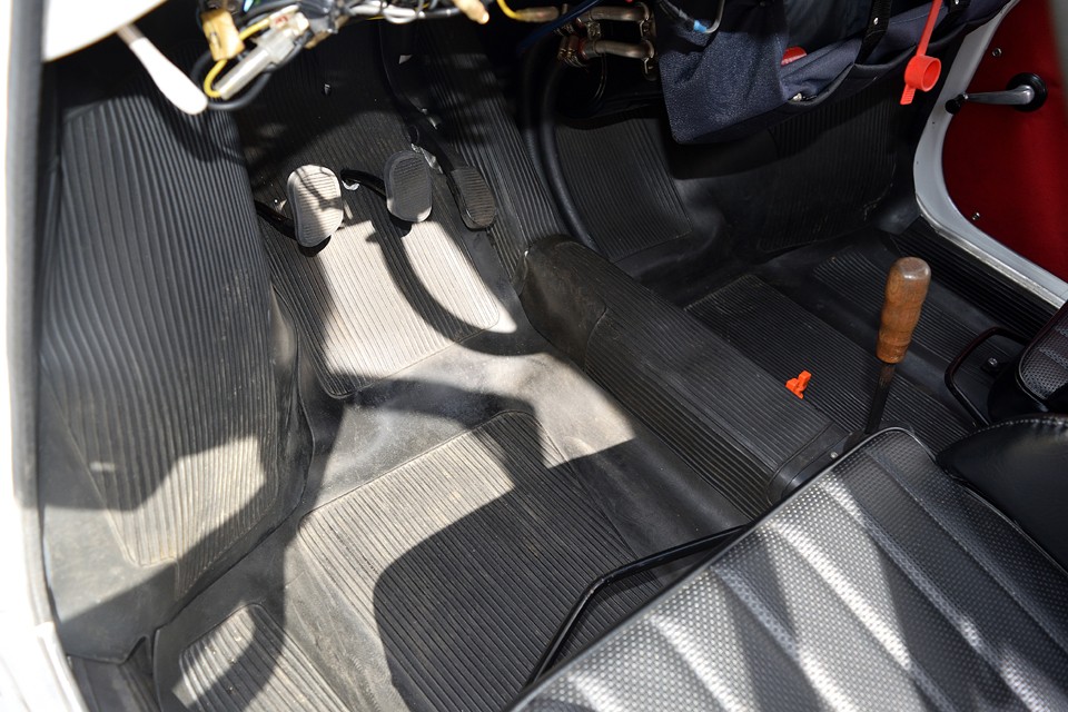 床全面を覆うゴムマットも未だ新しい印象です。こういう所がキレイなのは重要！走り出す時のモチベーションが違います。