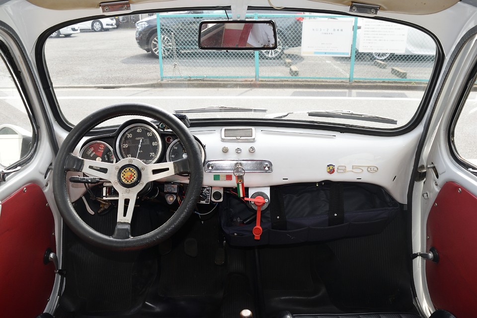 シンプルでスパルタン！いかにもアバルトらしい質実剛健なインテリア！シートに収まって4点式シートベルトを締めたら・・・アクセル踏むしかないでしょ！