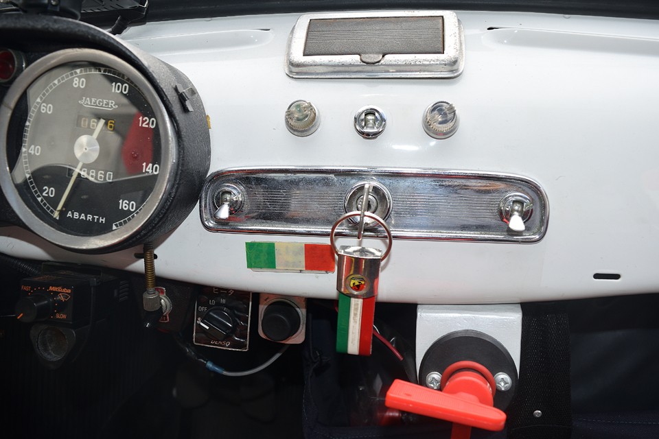 オリジナルはヘッドライト、メーターライト、ワイパースイッチとイグニッション、そしてイグニッション下のウォッシャーポンプのみのシンプルなレイアウト。