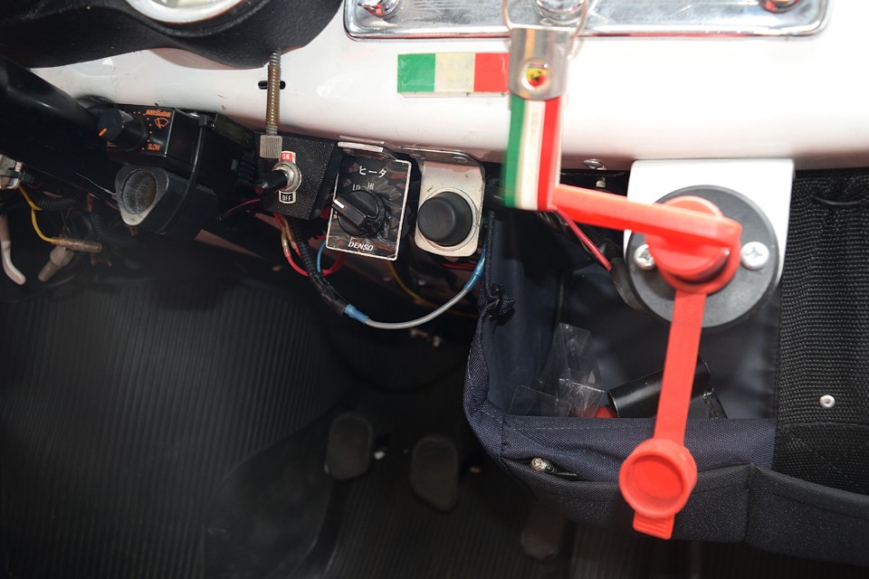 現オーナー様は普段乗りもされる方なので、シガーソケット、間欠ワイパーユニット、ヒーターファンスイッチといった快適装備？！も設置済。