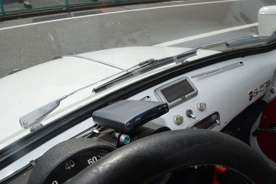 ちょっと古めの一体型ETCを装備。一体型なので、電波受信のためにここに設置されていますが、アンテナ分離型に変更して、スッキリさせるのも良いかもしれません。