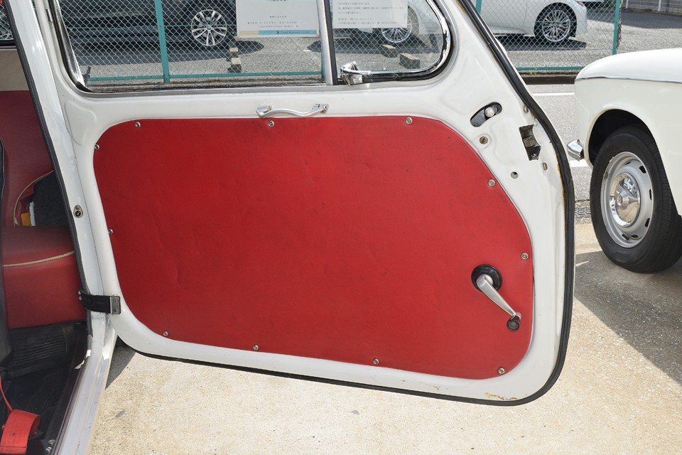 1961年式の最初期型なのでドアは前開きです。内張は新調されていてスッキリ！