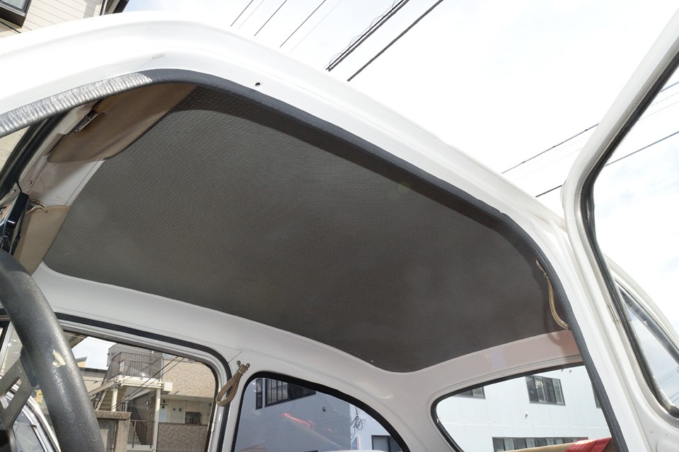 天張りは、硬質で厚みのあるグレーのマットが、ガッツリと貼付けられていますので、天井落ちの心配もありません。