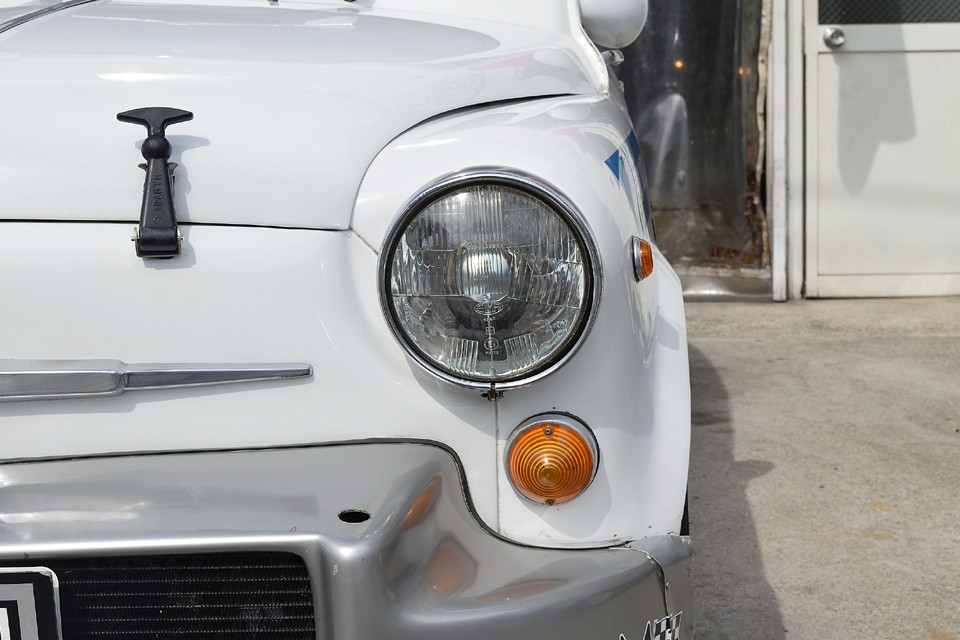 FIAT600、及び600ベースの車両のオリジナルヘッドライトは、本来これよりひと回り小さいのですが、日本では安全や車検を考慮してか、このサイズのライトが取付けられる事が多いようです。ライトはガラス製なので白く曇る事も無く、ご覧の通りクリアー！