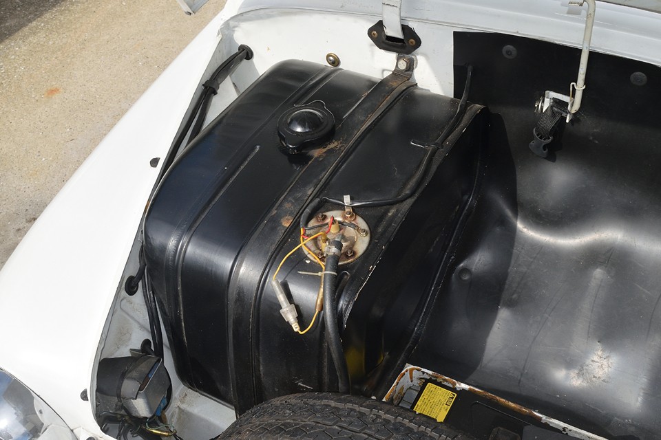600Dでは無く、600ベースの1961年式ですから、燃料タンクは容量27Lのこのタイプ。燃費を語るクルマではありませんが、でも思いのほか悪くないのも事実。オーナー様によれば都内使いでも12～13km/Lぐらいはいくそうです。
