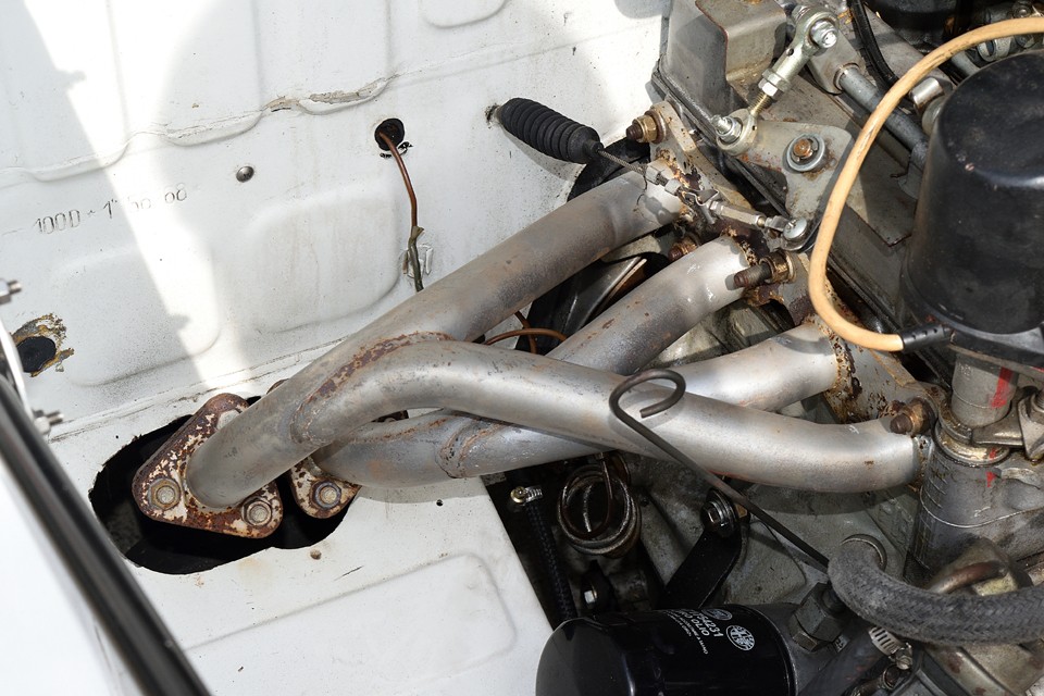 おそらくワンオフ物と思われる4in2のエキゾーストパイプ。このあとアバルトマフラーに接続することで、得も言われぬ？！官能の響きに！