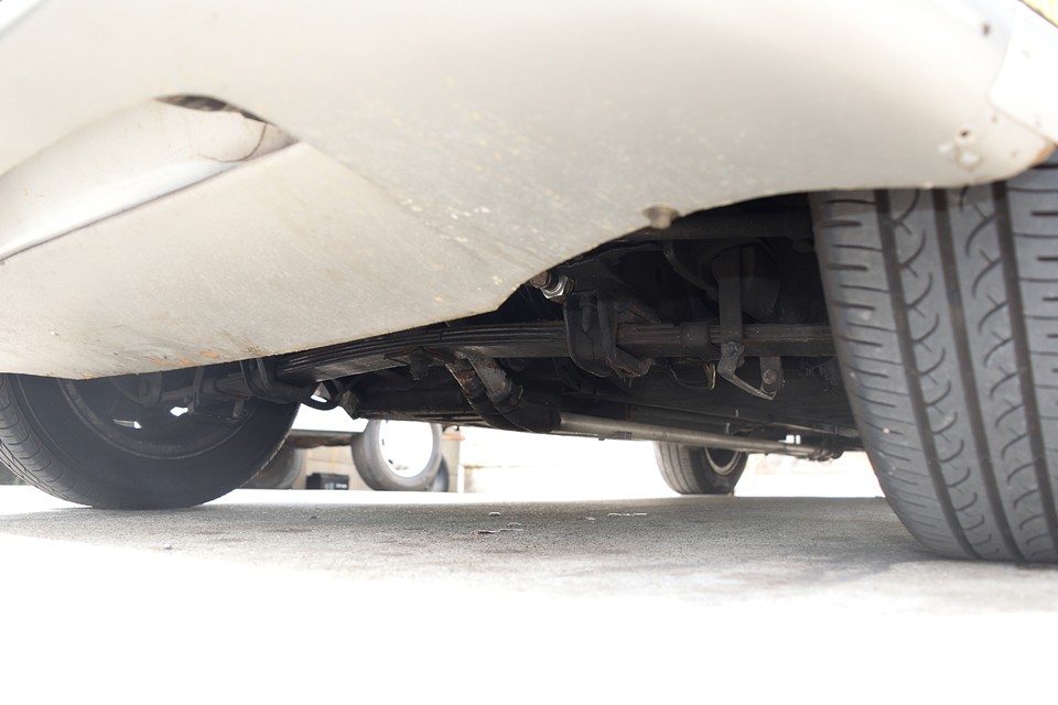 フロント下面です。ベース車のフィアット600はもともと老若男女が使用する実用車。なので、Ｆサスペンションは丈夫なリーフスプリング式。たださすがにブレーキはドラム式から、ガーリング製のディスク・ブレーキへと変更されています。