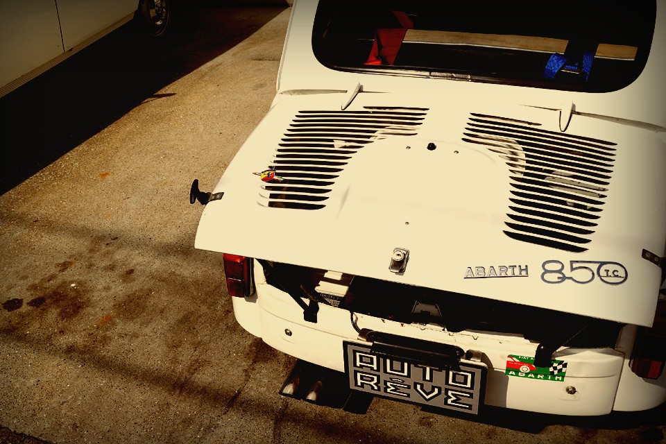 その頃、隣国ドイツから起こったナチズムがオーストリアでも台頭し始め、それを嫌ったカルロは、父の母国イタリアでサイドカーレースを続けるも、再び大事故に見舞われ昏睡状態に・・・。