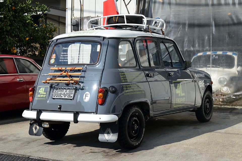 えぇ～、まずはボディにもロゴが貼ってありますが「4L TROPHY」について少しご説明を・・・。1997年から開催されるようになったラリーで、モロッコの子供たちに学用品を提供するのが目的のチャリティーラリーなのです。