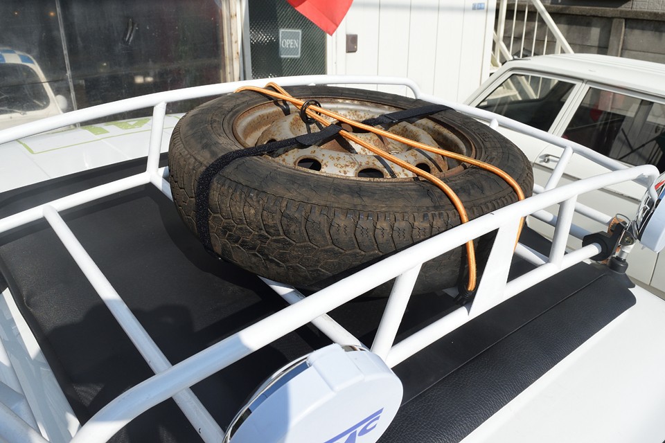 そして、もうひとつ大きなメリットは配線さえすれば何処にでも設置可能ということ。エンジンルームにスペースの無いクルマでも、トランクに一式設置可能なので、スペースの制約を受けないのです。