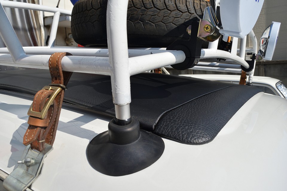 おっと、ちょっと熱く語り過ぎてしまいました・・・クーラーについては後ほど改めてご説明したいと思いますので、画像のご説明を・・・ルーフキャリアがあるので、このサンルーフはほとんど使用しないと思いますが、サンルーフの表生地は張替え済です。