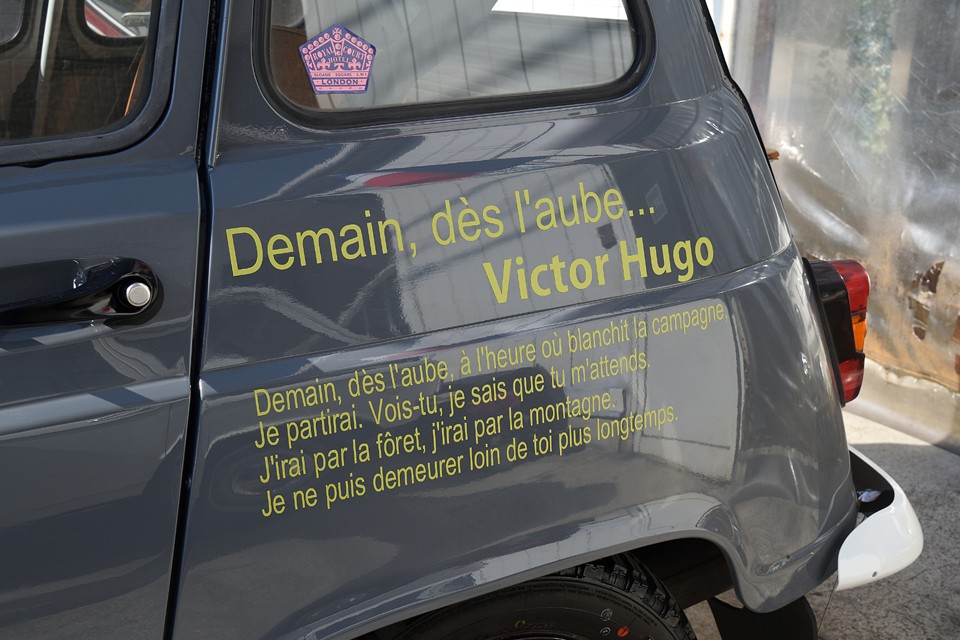 ボディサイドに貼られたレタリングは・・・フランスの文豪、ヴィクトル・ユーゴーの代表作、小説『レ・ミゼラブル』の一節なのです。