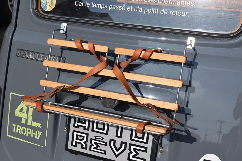 フィアット・チンクエチェント用のリアキャリアなので、少し小ぶりですが、年季の入った革鞄なんかを取付けると更に雰囲気がアップ！するかと。