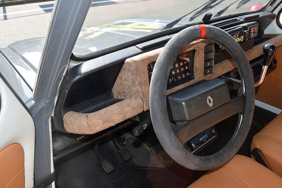 少しでも明るい印象になればと、黒ダッシュパネルにDIYでアルカンターラを貼りました！