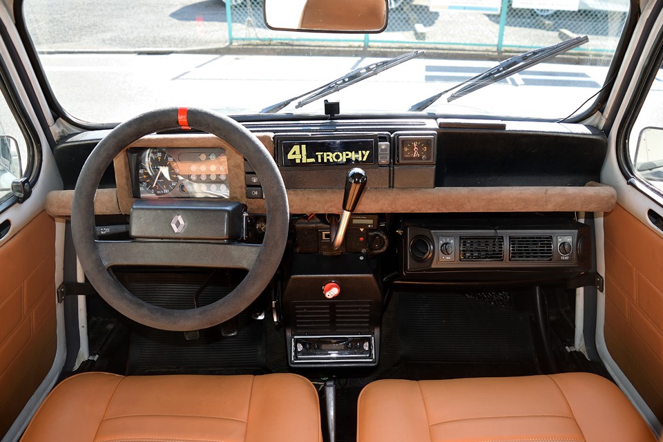 暖かい雰囲気を演出してくれるブラウンビニールレザーや、ダッシュパネルのアルカンターラに囲まれて、通常の黒一色のキャトルとはかなり異なる印象の眺めですね。