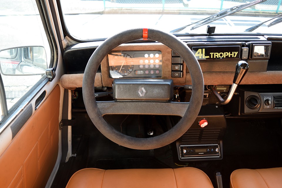 アルカンターラ素材のハンドルカバーも、このインテリアにピッタリとマッチ！