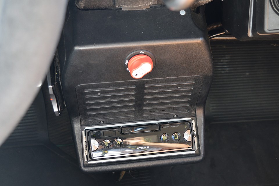 センターのオーディオコンソールに見慣れない赤い大きなスイッチが・・・。