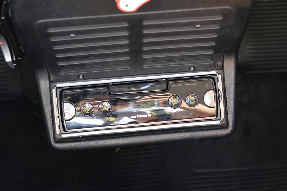 オーディオはカロッツェリア製で、スマホ取付出来るクレードル内蔵のタイプ。詳しくは下記メーカーHPを。
https://jpn.pioneer/ja/carrozzeria/car_av/audiomainunit/mvh-7500sc/