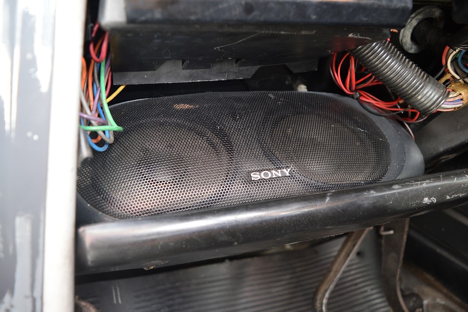 スピーカーの設置場所に困るキャトルですが、室内クーラーユニットのせいで更にスペースが・・・何とかダッシュパネルの左右にスピーカーを設置しました。やはりここがベストな位置なのです。