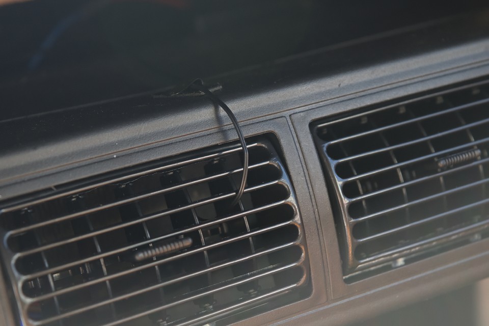 そして、この配線の先には動作状況を把握するために使用していた温度計があり、そのまま残してありますので、クーラー吹き出し口の温度をモニター出来ます。