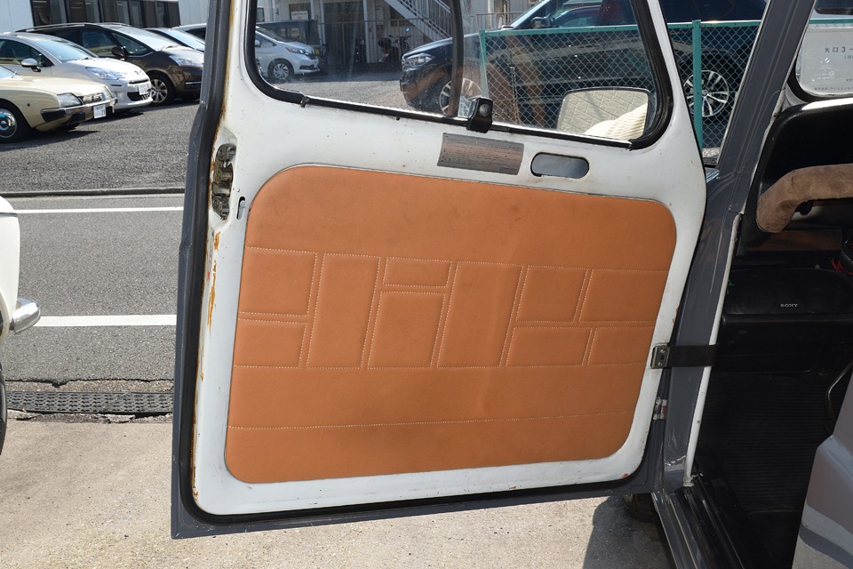 フロントドア内張。ビニールレザーの良いところは汚れても水拭きでキレイになるところ！